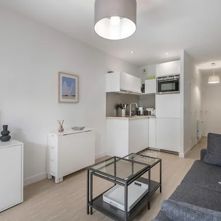 A 300m De La De Apartment *